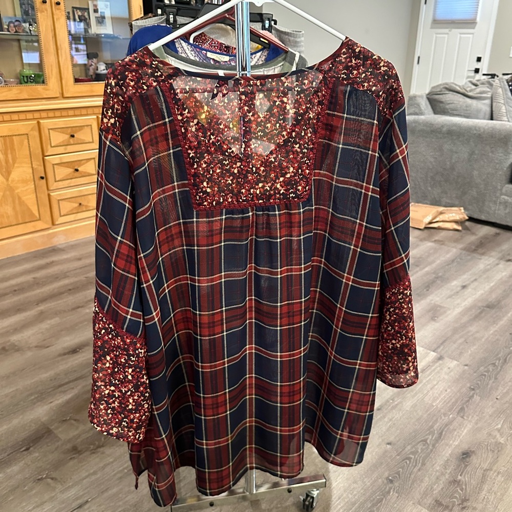 Catherine’s Women’s plus-size Navy Blue & Red Floral Bell-sleeve Blouse❤️❤️4X - Picture 7 of 7